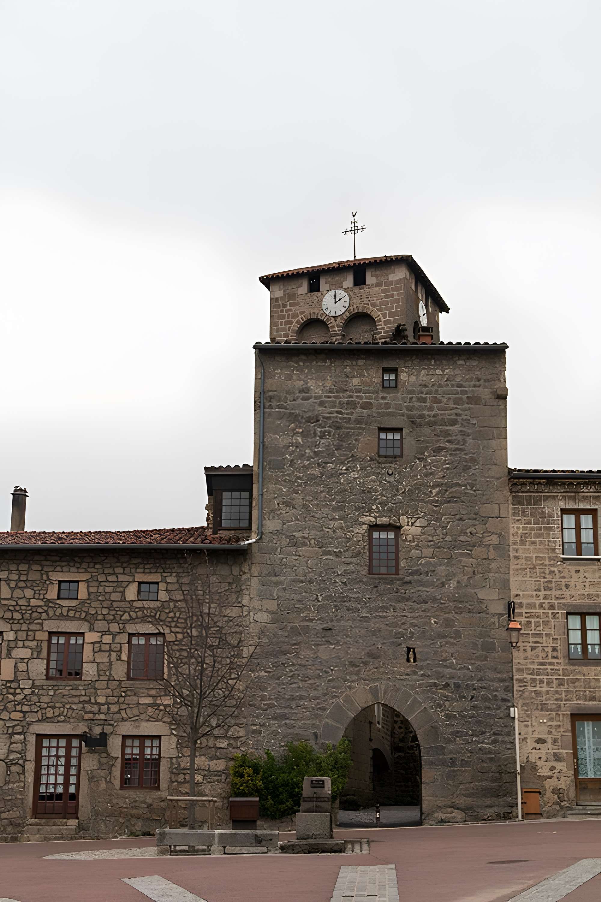 Eglise à l'exception de l'étage moderne qui couronne le clocher occidental