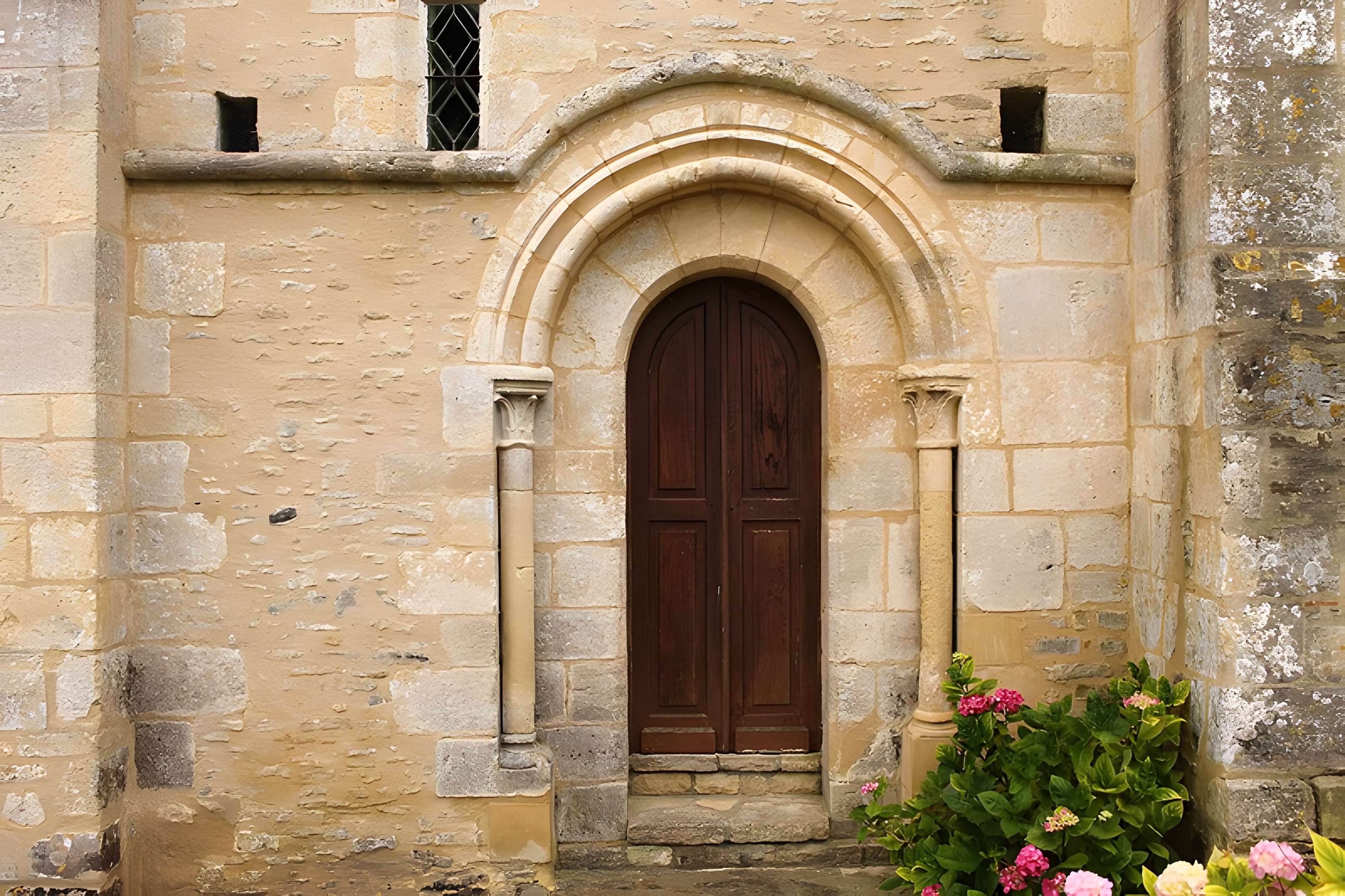 Eglise de Mirebel et son ancien cimetière