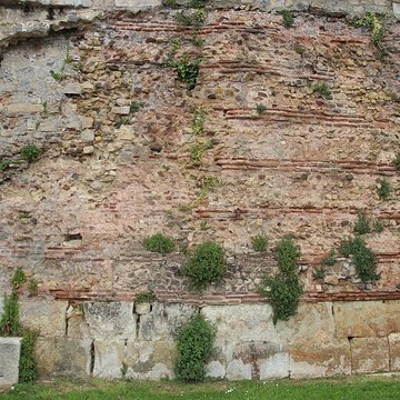 Enceinte gallo-romaine restes