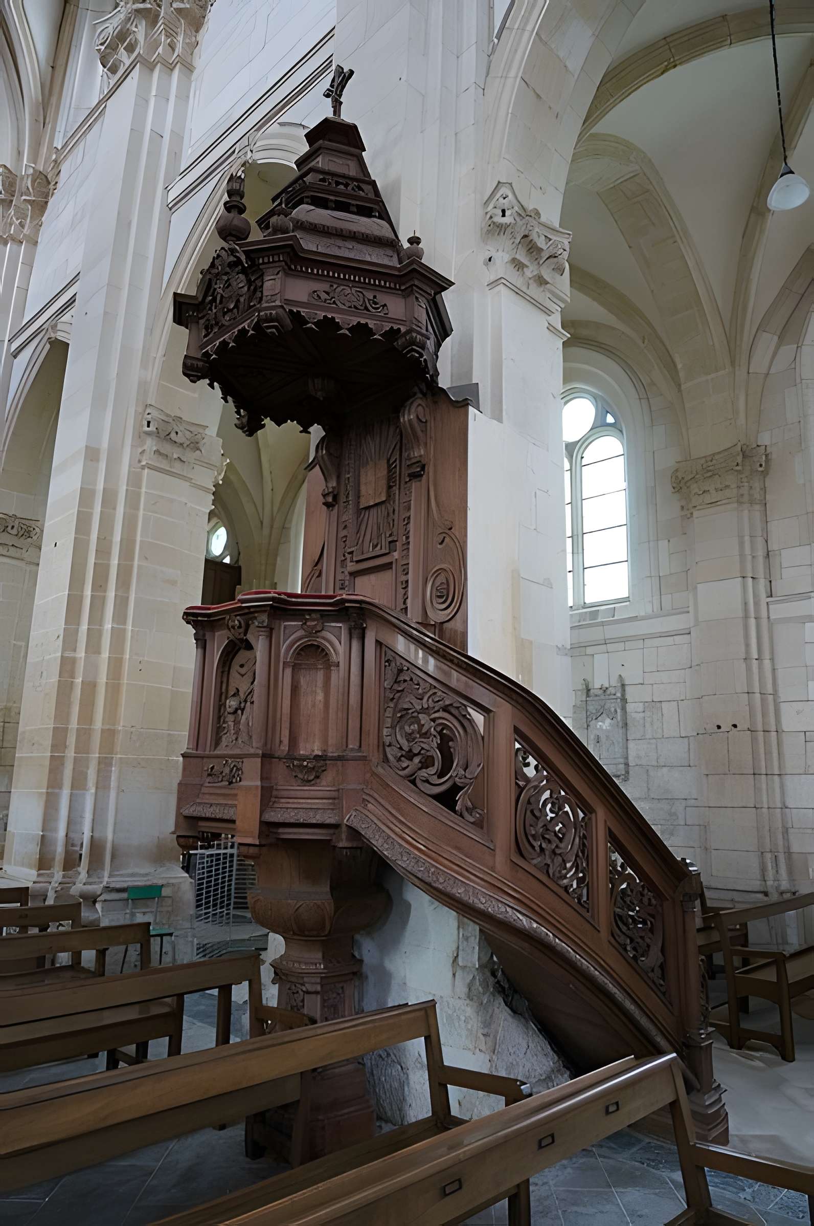 Église Saint-Pierre-du-Prieuré de Novy-Chevrières