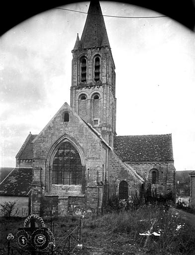 Église Saint-Pierre-et-Saint-Paul de Santeuil et croix