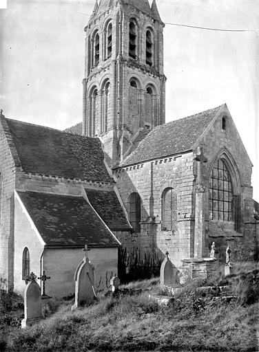 Église Saint-Pierre-et-Saint-Paul de Santeuil et croix