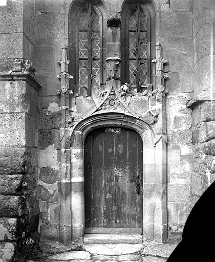 Église Saint-Pierre-et-Saint-Paul de Santeuil et croix