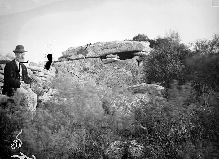 Église Saint-Pierre-et-Saint-Paul de Santeuil et croix