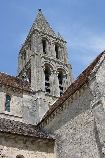 Église Saint-Pierre-et-Saint-Paul de Santeuil et croix