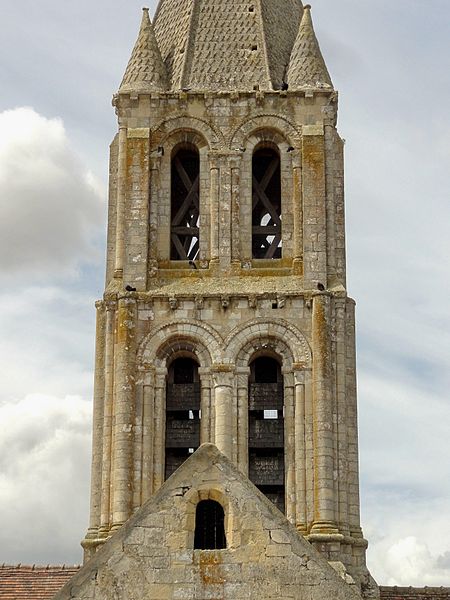 Église Saint-Pierre-et-Saint-Paul de Santeuil et croix