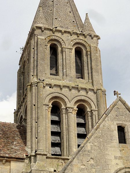 Église Saint-Pierre-et-Saint-Paul de Santeuil et croix