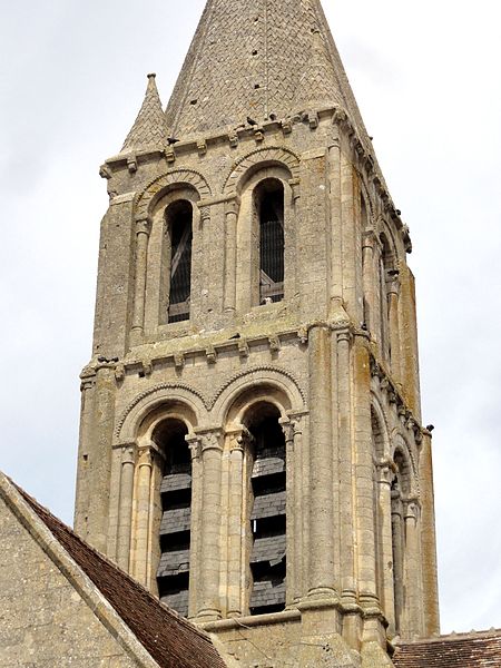 Église Saint-Pierre-et-Saint-Paul de Santeuil et croix