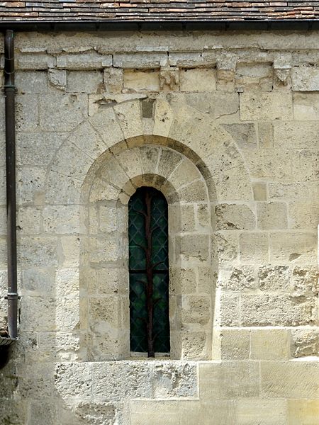 Église Saint-Pierre-et-Saint-Paul de Santeuil et croix