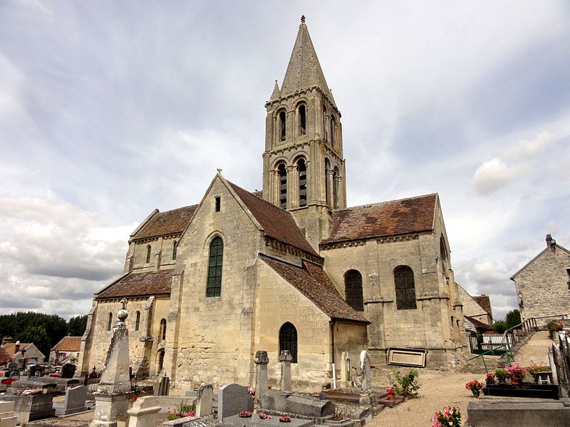 Église Saint-Pierre-et-Saint-Paul de Santeuil et croix
