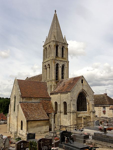 Église Saint-Pierre-et-Saint-Paul de Santeuil et croix