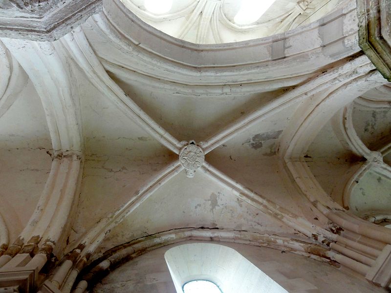 Église Saint-Pierre-et-Saint-Paul de Santeuil et croix