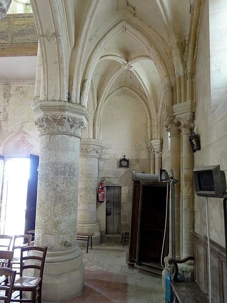 Église Saint-Pierre-et-Saint-Paul de Santeuil et croix
