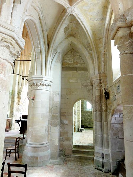 Église Saint-Pierre-et-Saint-Paul de Santeuil et croix
