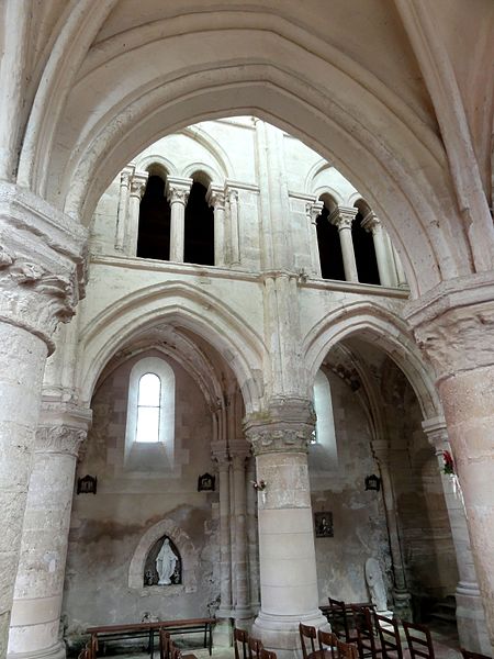 Église Saint-Pierre-et-Saint-Paul de Santeuil et croix