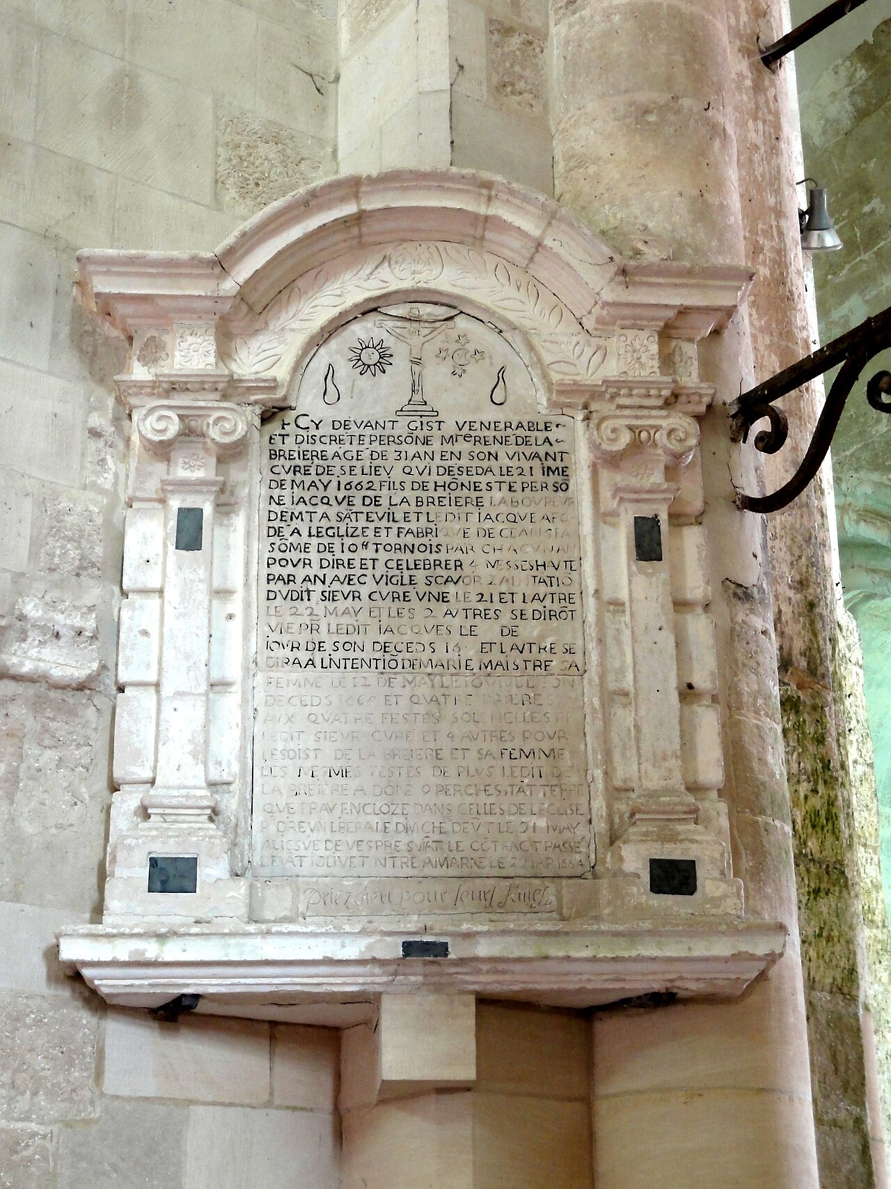 Église Saint-Pierre-et-Saint-Paul de Santeuil et croix