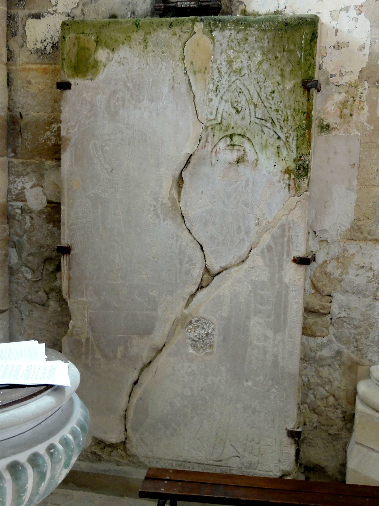 Église Saint-Pierre-et-Saint-Paul de Santeuil et croix