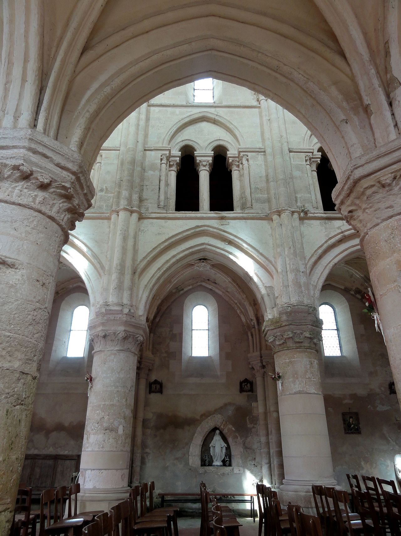 Église Saint-Pierre-et-Saint-Paul de Santeuil et croix