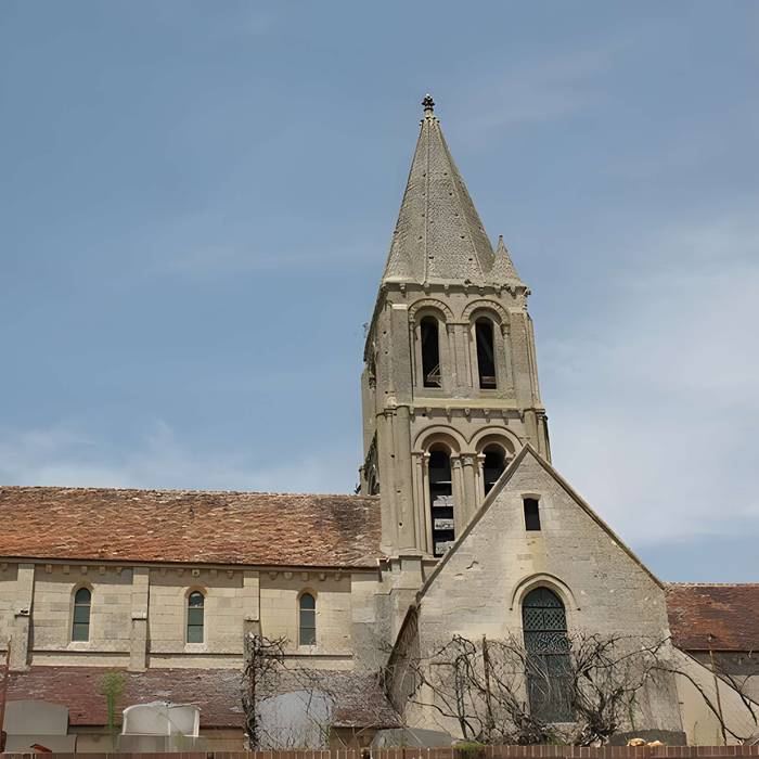 Photo de Église Saint-Pierre-et-Saint-Paul de Santeuil et croix