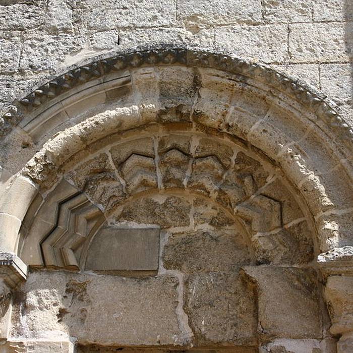 Photo de Église Saint-Pierre-et-Saint-Paul de Santeuil et croix