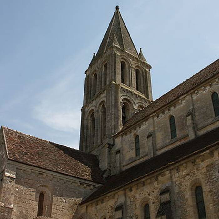 Photo de Église Saint-Pierre-et-Saint-Paul de Santeuil et croix