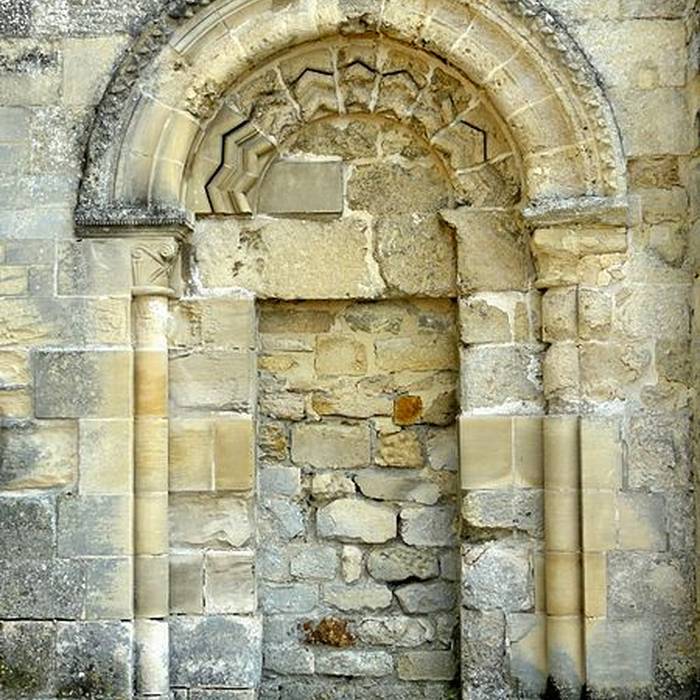 Photo de Église Saint-Pierre-et-Saint-Paul de Santeuil et croix