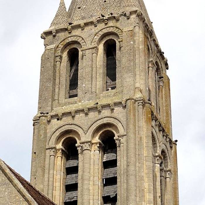 Photo de Église Saint-Pierre-et-Saint-Paul de Santeuil et croix