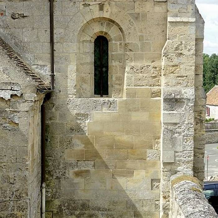 Photo de Église Saint-Pierre-et-Saint-Paul de Santeuil et croix