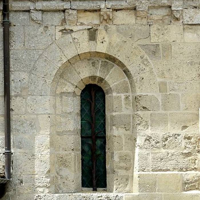 Photo de Église Saint-Pierre-et-Saint-Paul de Santeuil et croix