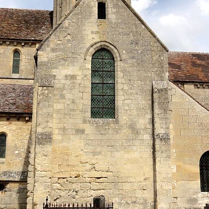 Photo de Église Saint-Pierre-et-Saint-Paul de Santeuil et croix
