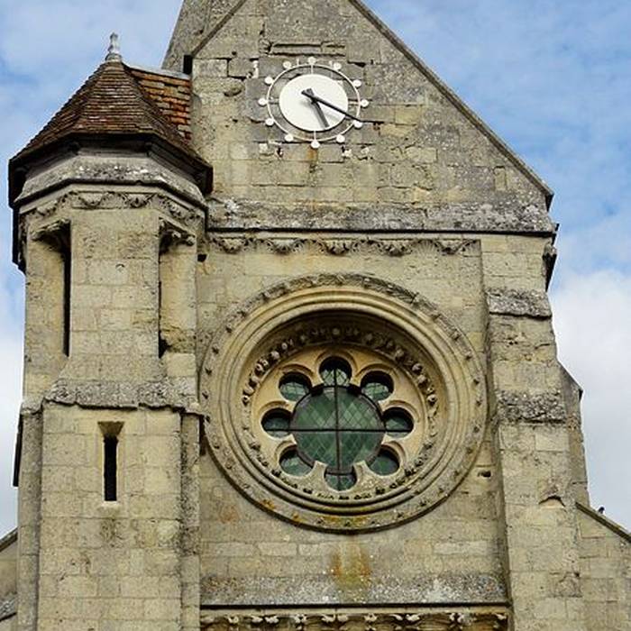 Photo de Église Saint-Pierre-et-Saint-Paul de Santeuil et croix