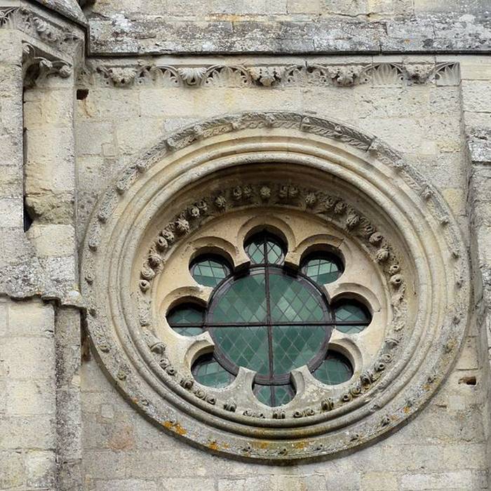 Photo de Église Saint-Pierre-et-Saint-Paul de Santeuil et croix