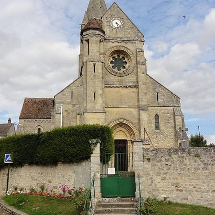 Photo de Église Saint-Pierre-et-Saint-Paul de Santeuil et croix