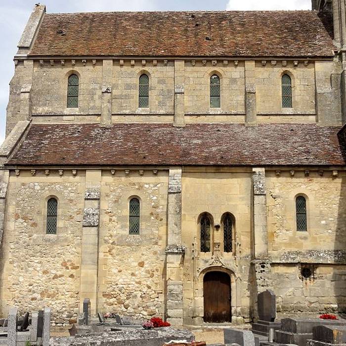 Photo de Église Saint-Pierre-et-Saint-Paul de Santeuil et croix