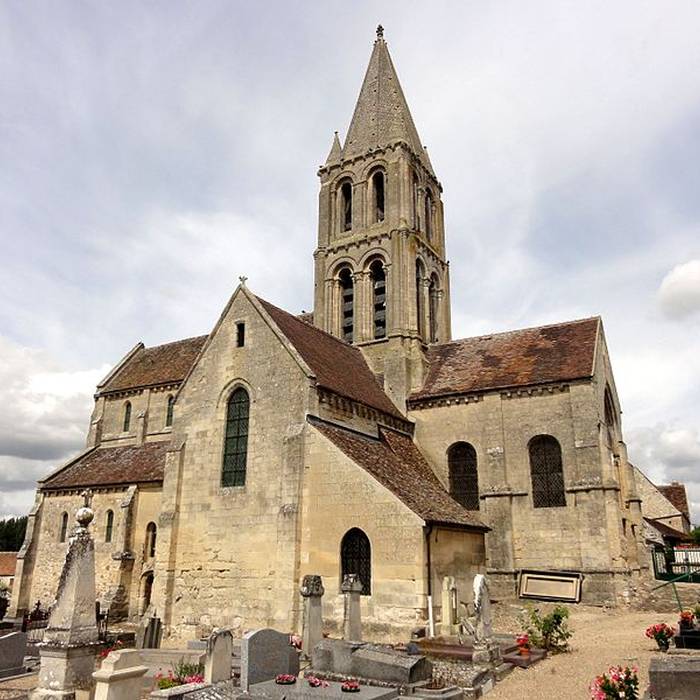 Photo de Église Saint-Pierre-et-Saint-Paul de Santeuil et croix