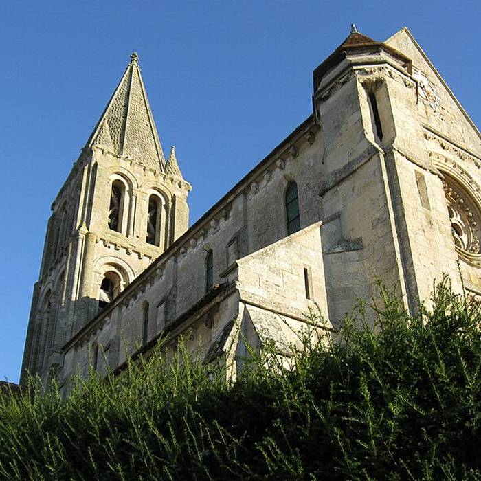 Photo de Église Saint-Pierre-et-Saint-Paul de Santeuil et croix