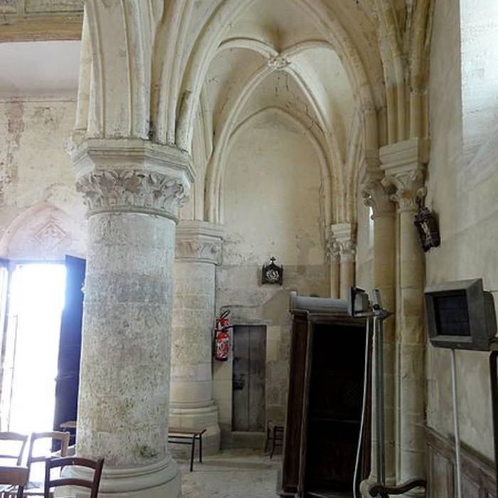 Photo de Église Saint-Pierre-et-Saint-Paul de Santeuil et croix