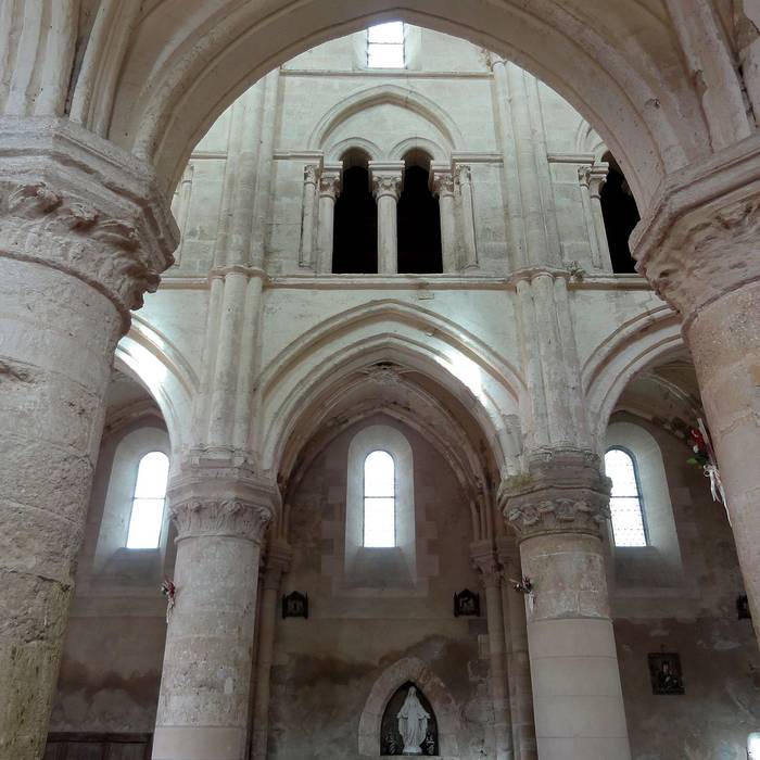 Photo de Église Saint-Pierre-et-Saint-Paul de Santeuil et croix