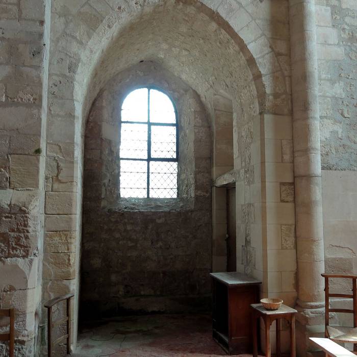Photo de Église Saint-Pierre-et-Saint-Paul de Santeuil et croix