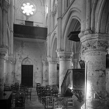 Église Saint-Pierre-et-Saint-Paul de Santeuil et croix