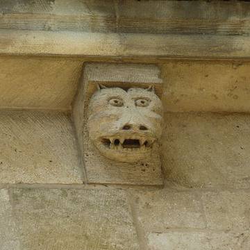 Église Saint-Pierre-et-Saint-Paul de Santeuil et croix