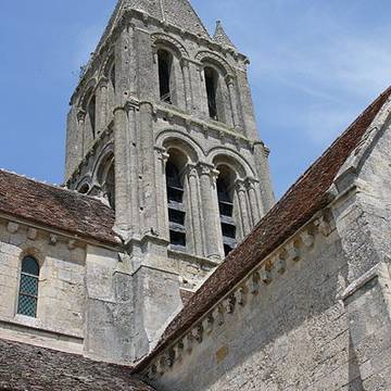 Église Saint-Pierre-et-Saint-Paul de Santeuil et croix