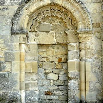 Église Saint-Pierre-et-Saint-Paul de Santeuil et croix