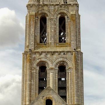 Église Saint-Pierre-et-Saint-Paul de Santeuil et croix
