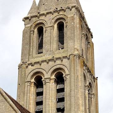 Église Saint-Pierre-et-Saint-Paul de Santeuil et croix