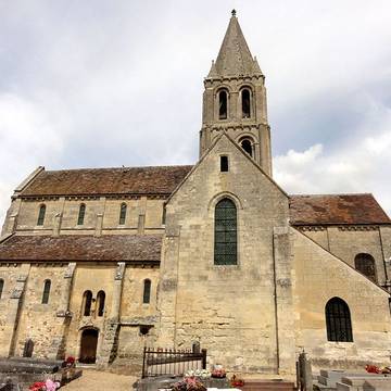 Église Saint-Pierre-et-Saint-Paul de Santeuil et croix