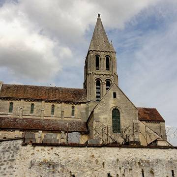 Église Saint-Pierre-et-Saint-Paul de Santeuil et croix