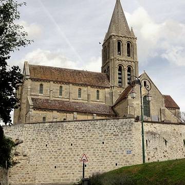 Église Saint-Pierre-et-Saint-Paul de Santeuil et croix