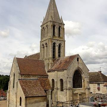 Église Saint-Pierre-et-Saint-Paul de Santeuil et croix
