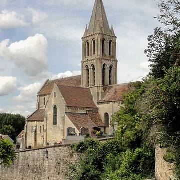 Église Saint-Pierre-et-Saint-Paul de Santeuil et croix